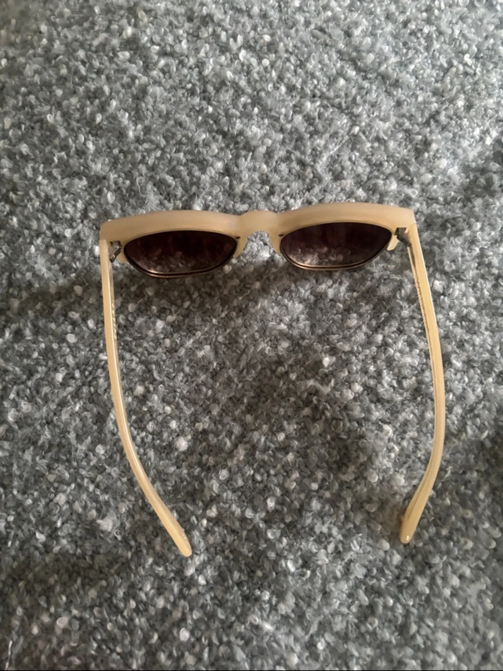 Wildfox Cream Frame Sunglasses with Brown Gradient Lenses with case - Picture 9 of 10